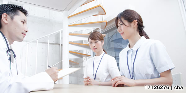 医療　病院　病院でミーティングする医師と看護師