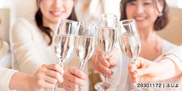 若い女性、女子会、４人、乾杯、レストラン