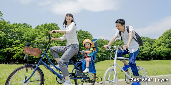 新緑の公園で遊ぶ親子ー