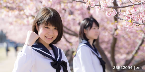高校生と桜イメージ