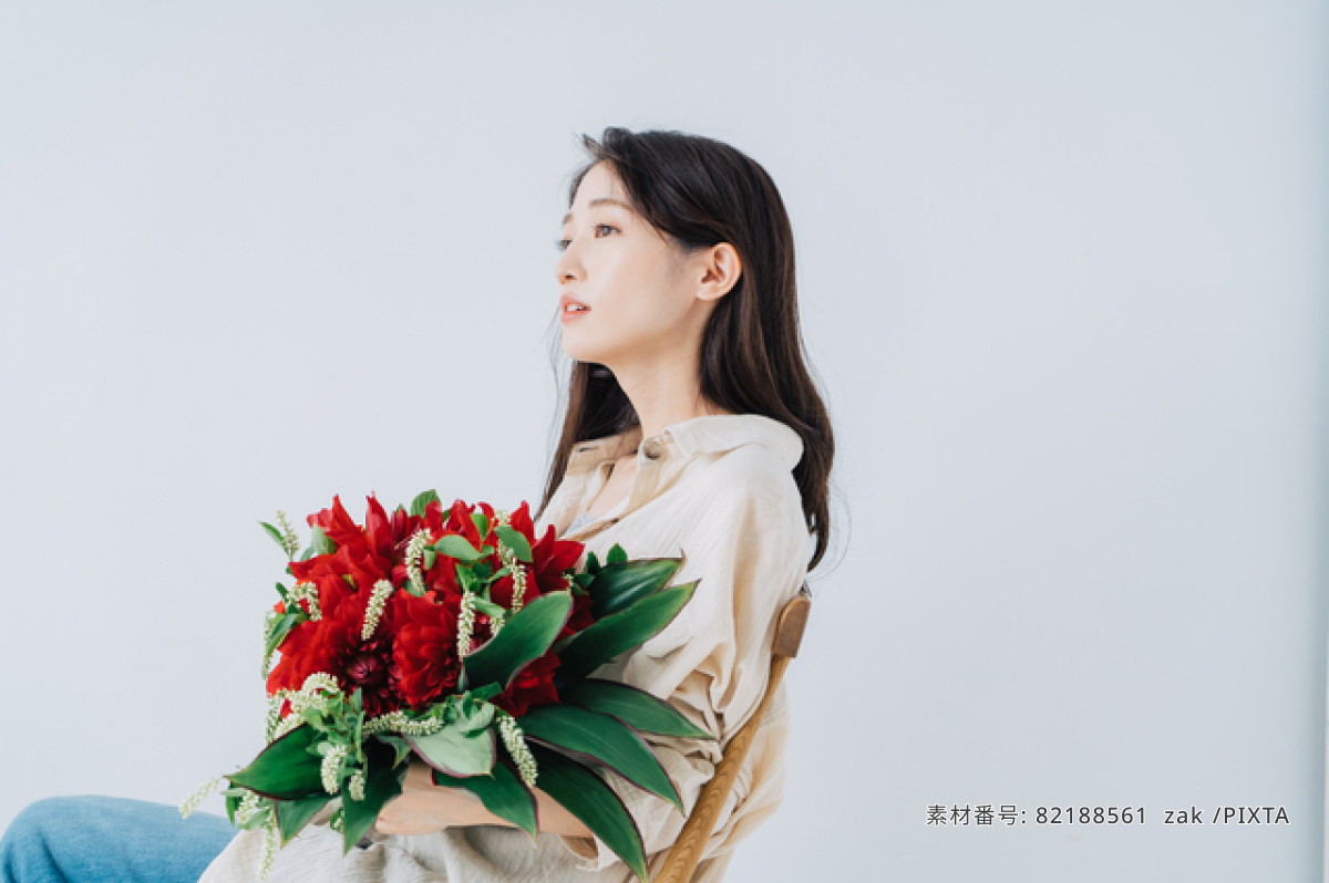花束を持つ若い女性